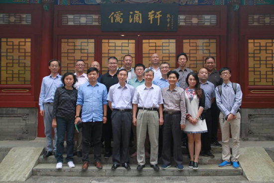 民盟中央组织部领导与考察团在“儒澜轩”匾额下合影.jpg