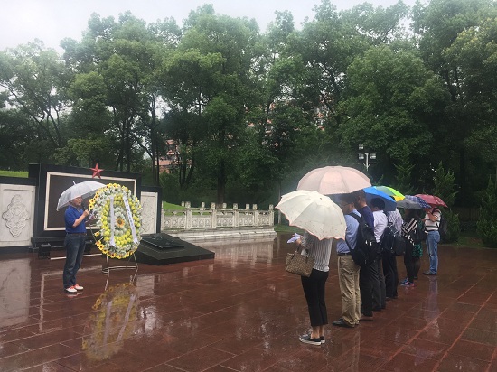 13.烈士碑前朗诵.jpg